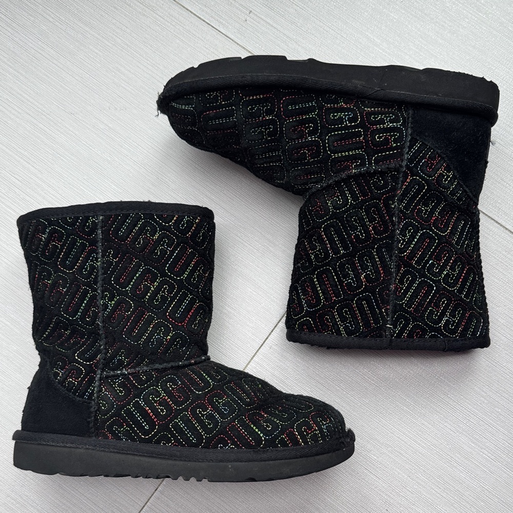 UGG logo stitch boots